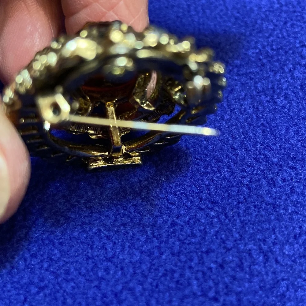 Vintage Women’s Cameo Brooch Antique Gold tone Rope Edging -Excellent Condition!